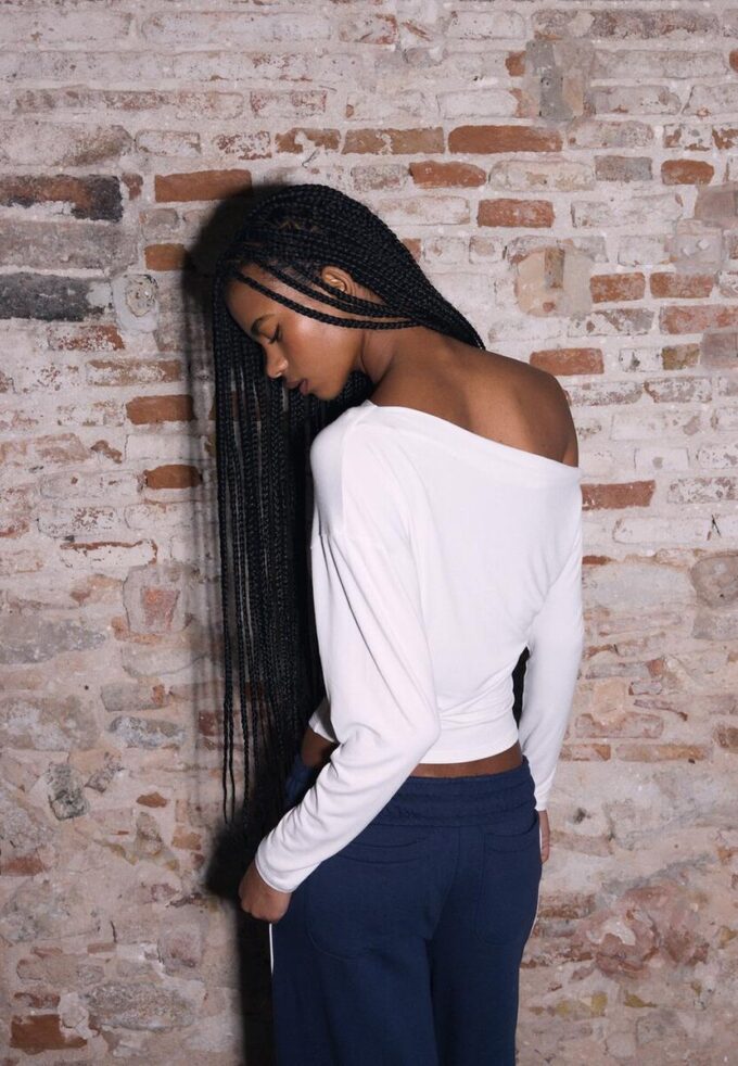 Topper med asymmetrisk hals