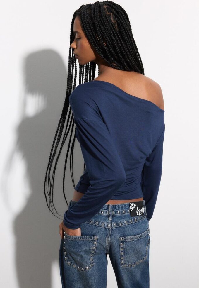 Topper med asymmetrisk hals