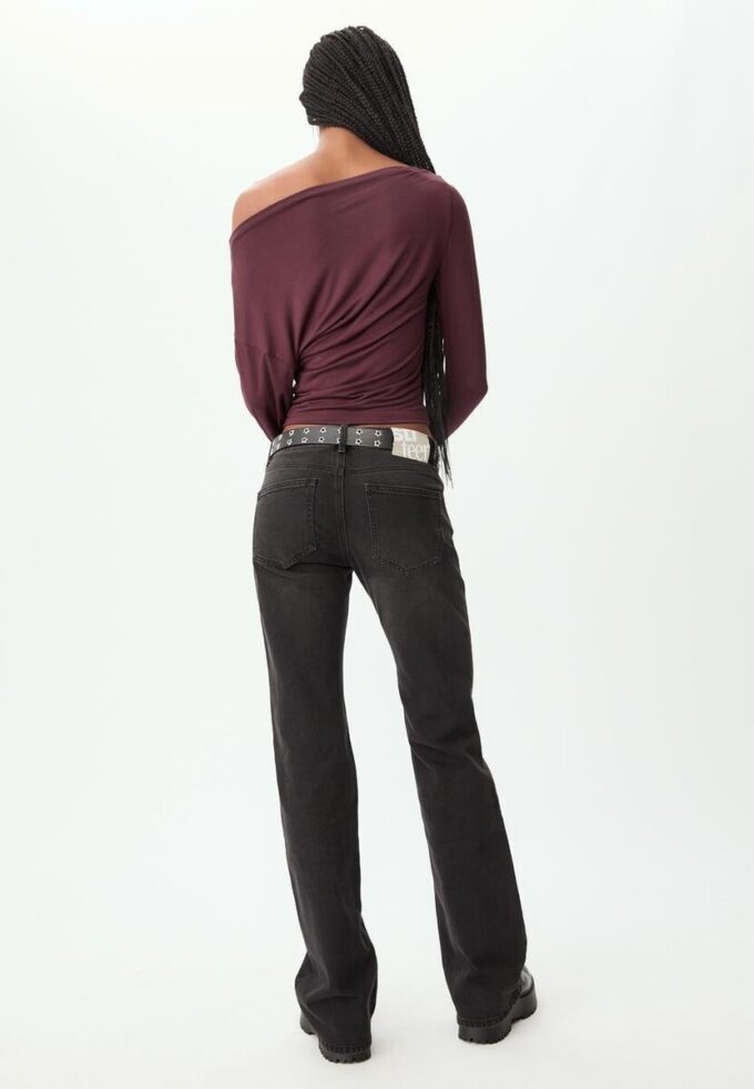 Topper med asymmetrisk hals