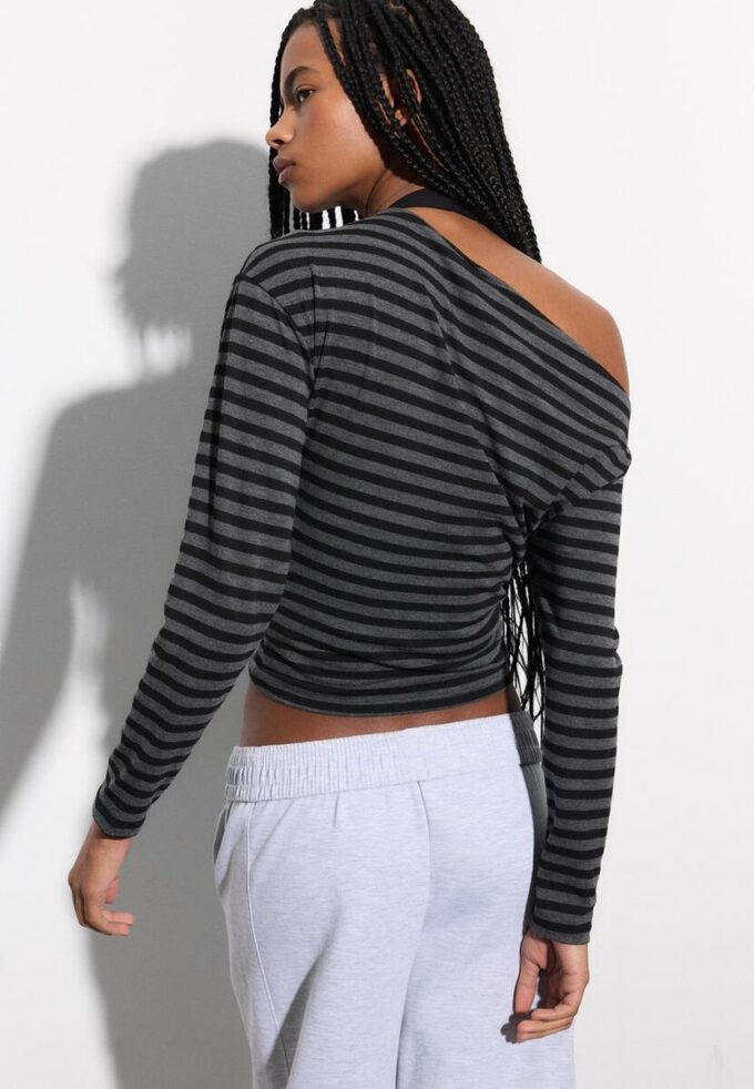 Topper med asymmetrisk hals