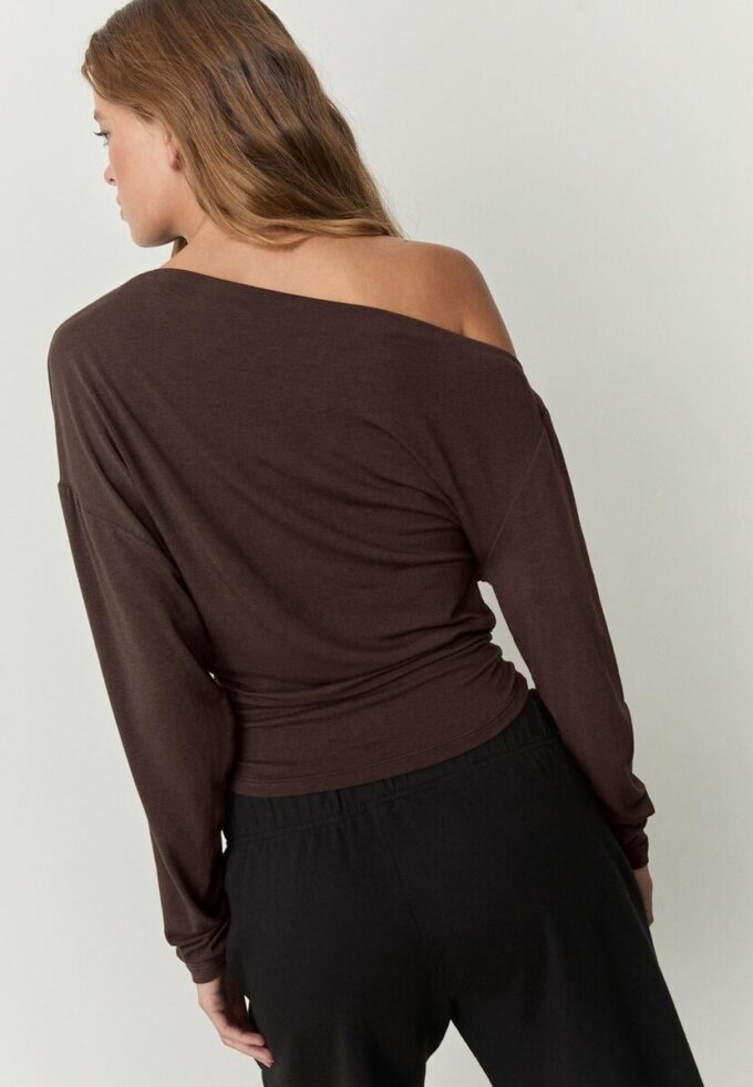 Topper med asymmetrisk hals