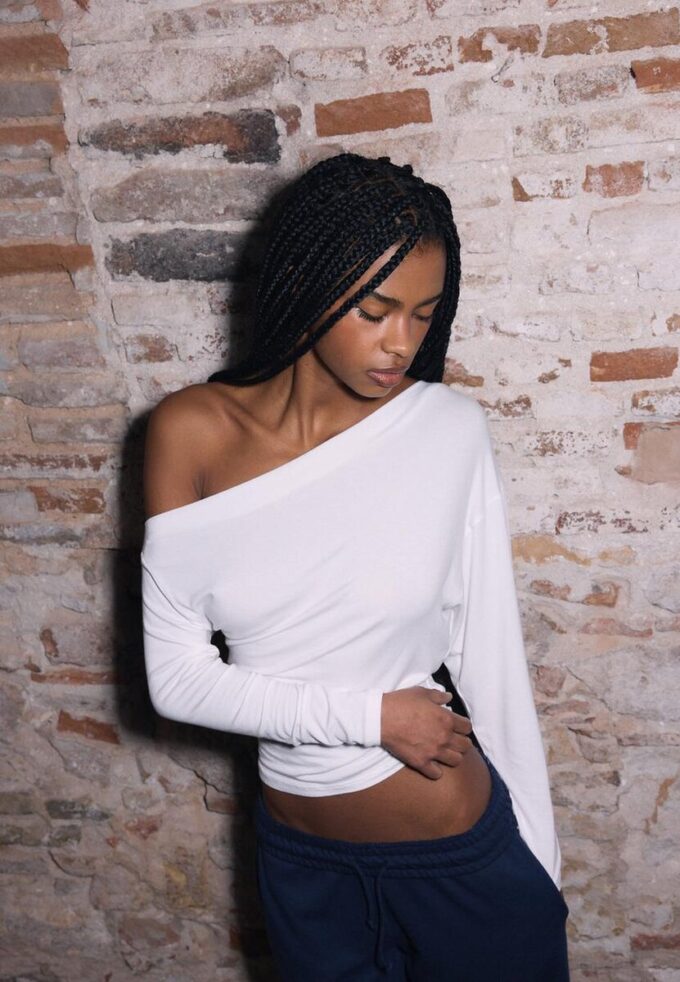 Topper med asymmetrisk hals