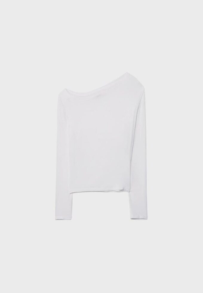 Topper med asymmetrisk hals