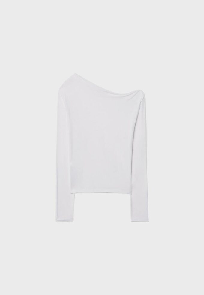 Topper med asymmetrisk hals