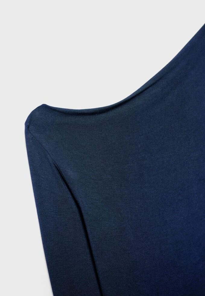 Topper med asymmetrisk hals