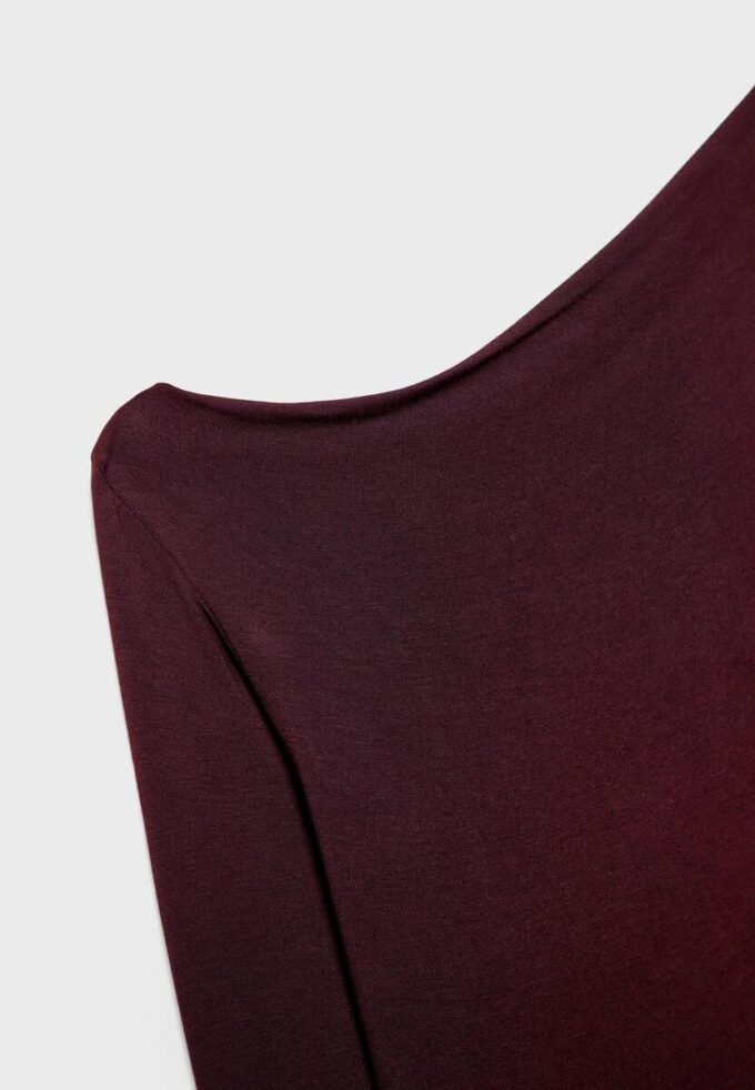 Topper med asymmetrisk hals