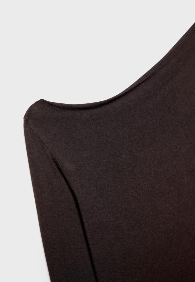 Topper med asymmetrisk hals