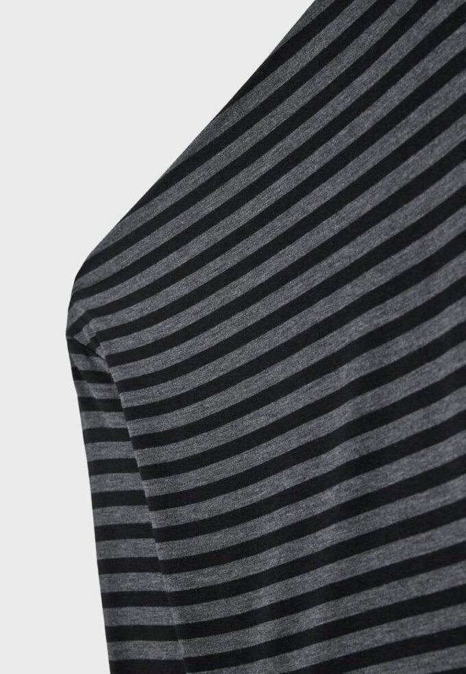 Topper med asymmetrisk hals