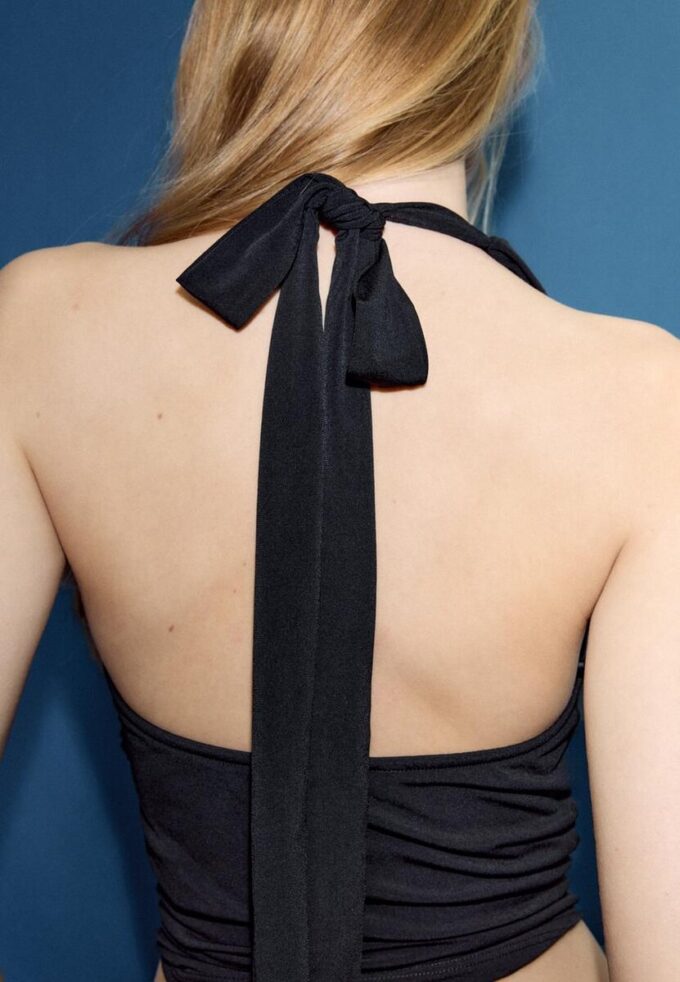 Topper med drapert halsring