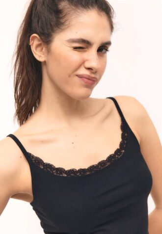 Topper med stropper og blonder