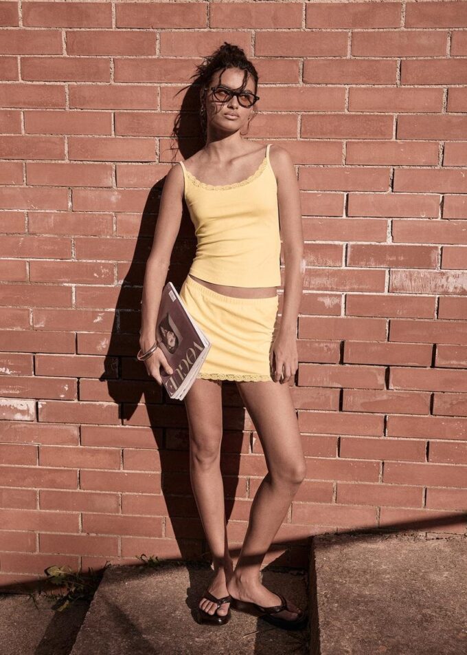 Topper med stropper og blonder