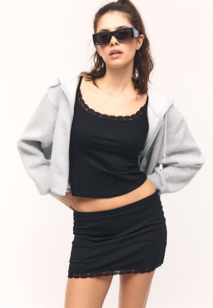 Topper med stropper og blonder