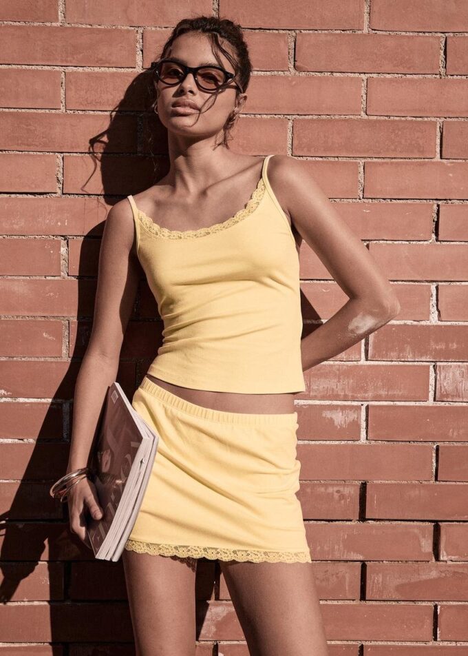 Topper med stropper og blonder