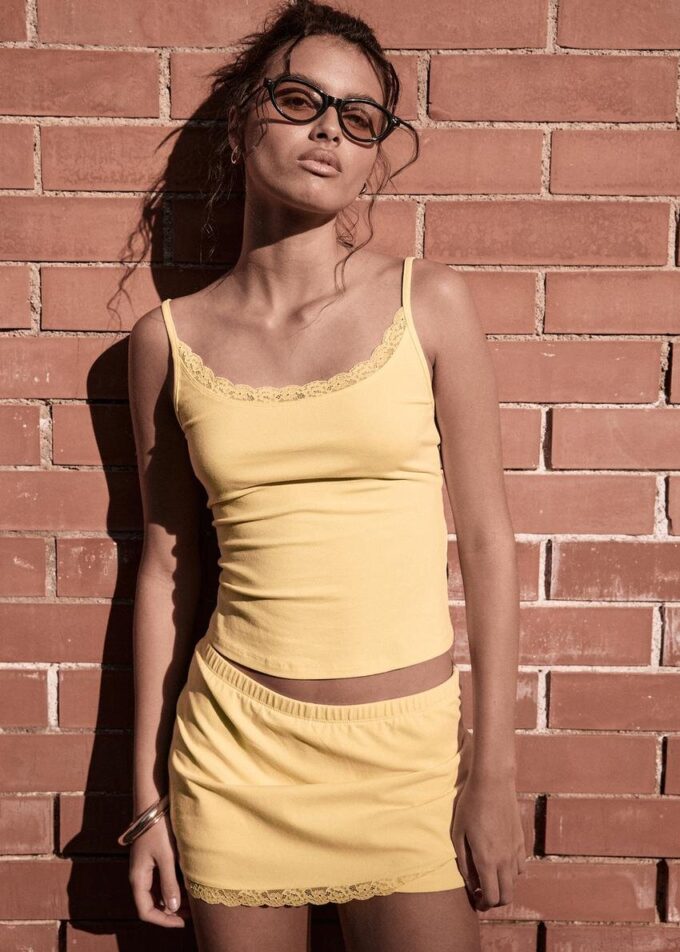 Topper med stropper og blonder