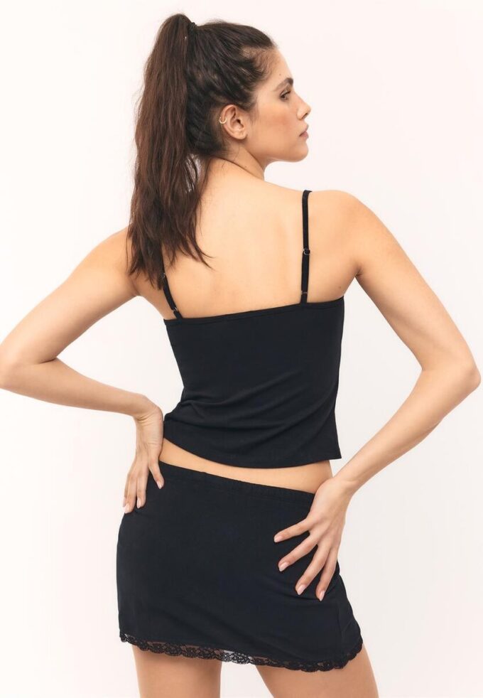 Topper med stropper og blonder