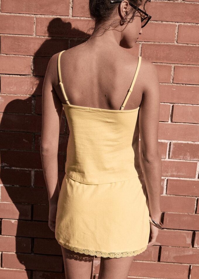 Topper med stropper og blonder