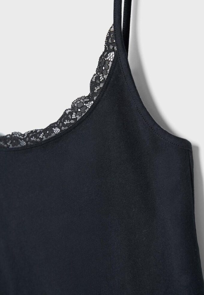 Topper med stropper og blonder