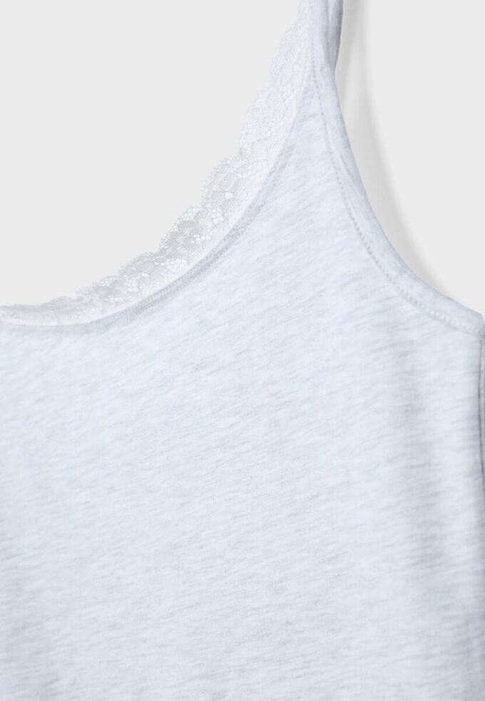 Topper med stropper og blonder