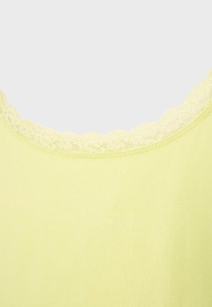 Topper med stropper og blonder