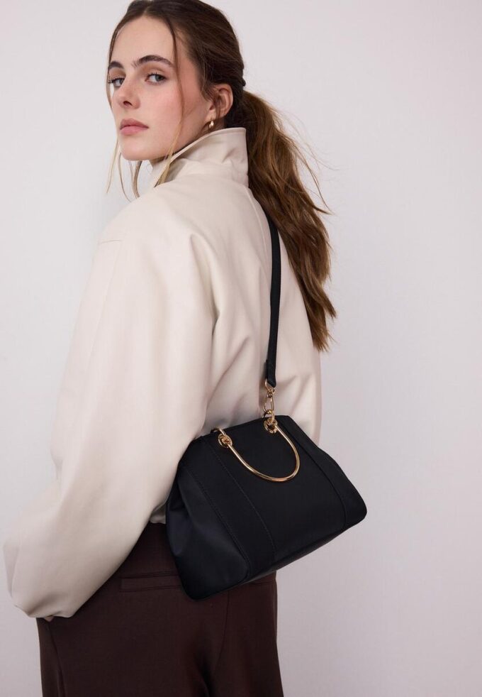 Tote-veske med metallhåndtak