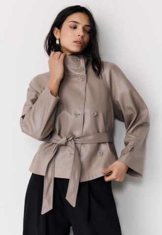 Trenchcoat med høy hals i skinnimitasjon