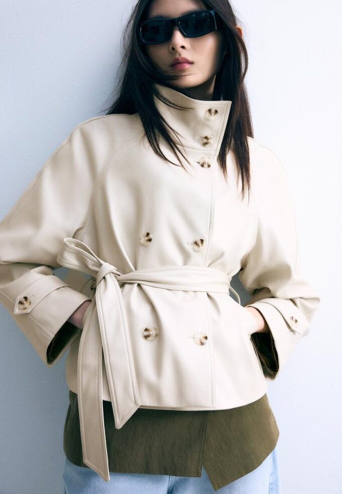 Trenchcoat med høy hals i skinnimitasjon