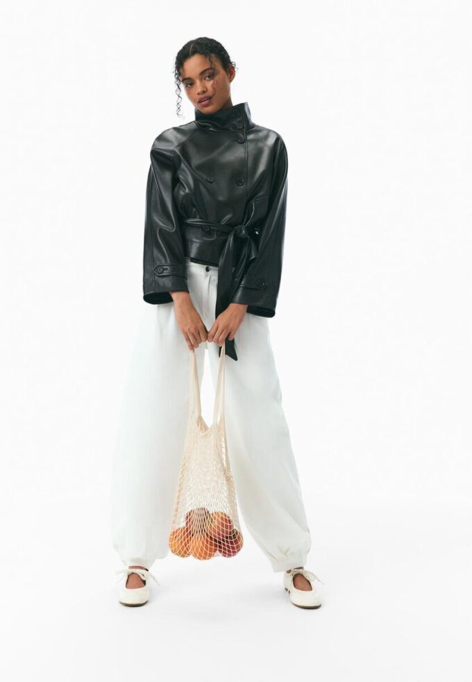 Trenchcoat med høy hals i skinnimitasjon