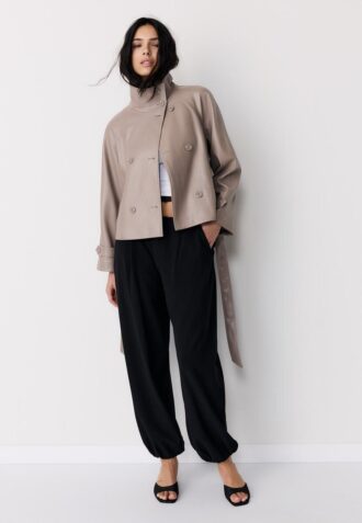 Trenchcoat med høy hals i skinnimitasjon