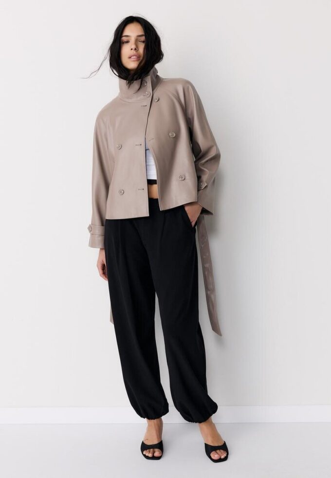 Trenchcoat med høy hals i skinnimitasjon