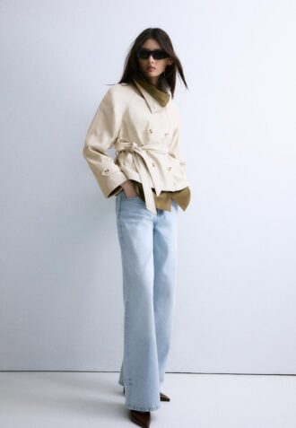 Trenchcoat med høy hals i skinnimitasjon