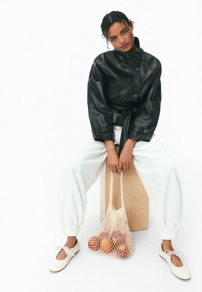 Trenchcoat med høy hals i skinnimitasjon