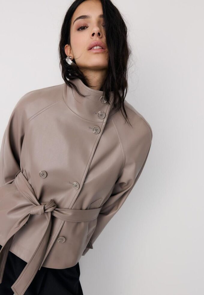 Trenchcoat med høy hals i skinnimitasjon