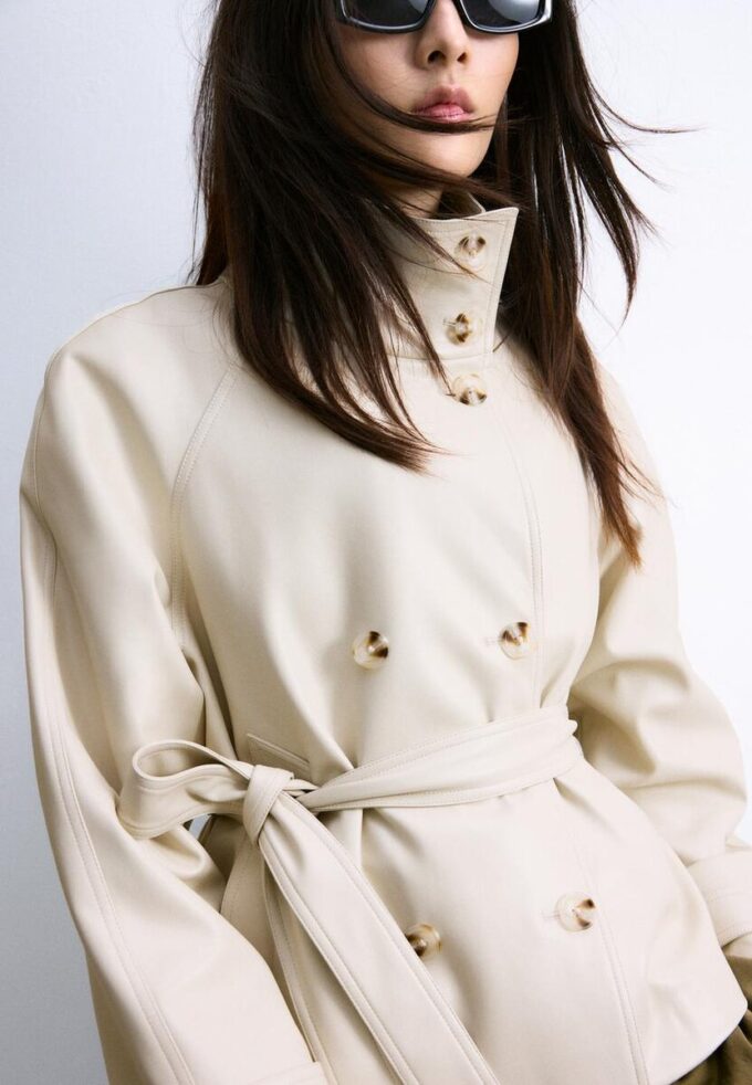 Trenchcoat med høy hals i skinnimitasjon