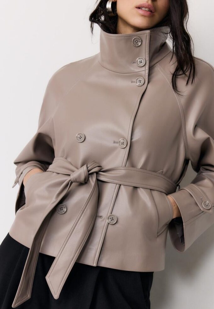 Trenchcoat med høy hals i skinnimitasjon