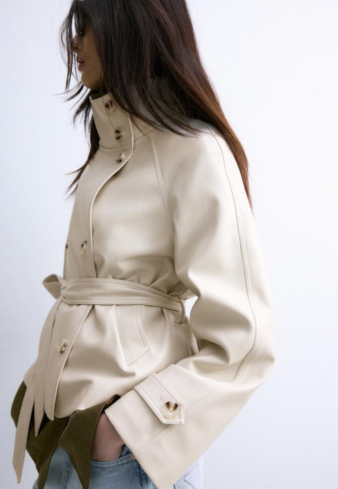 Trenchcoat med høy hals i skinnimitasjon