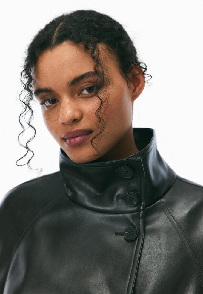 Trenchcoat med høy hals i skinnimitasjon