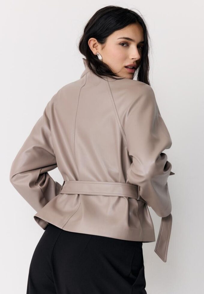 Trenchcoat med høy hals i skinnimitasjon