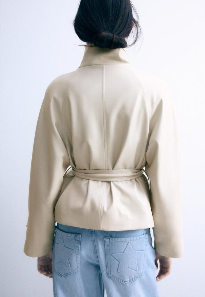 Trenchcoat med høy hals i skinnimitasjon