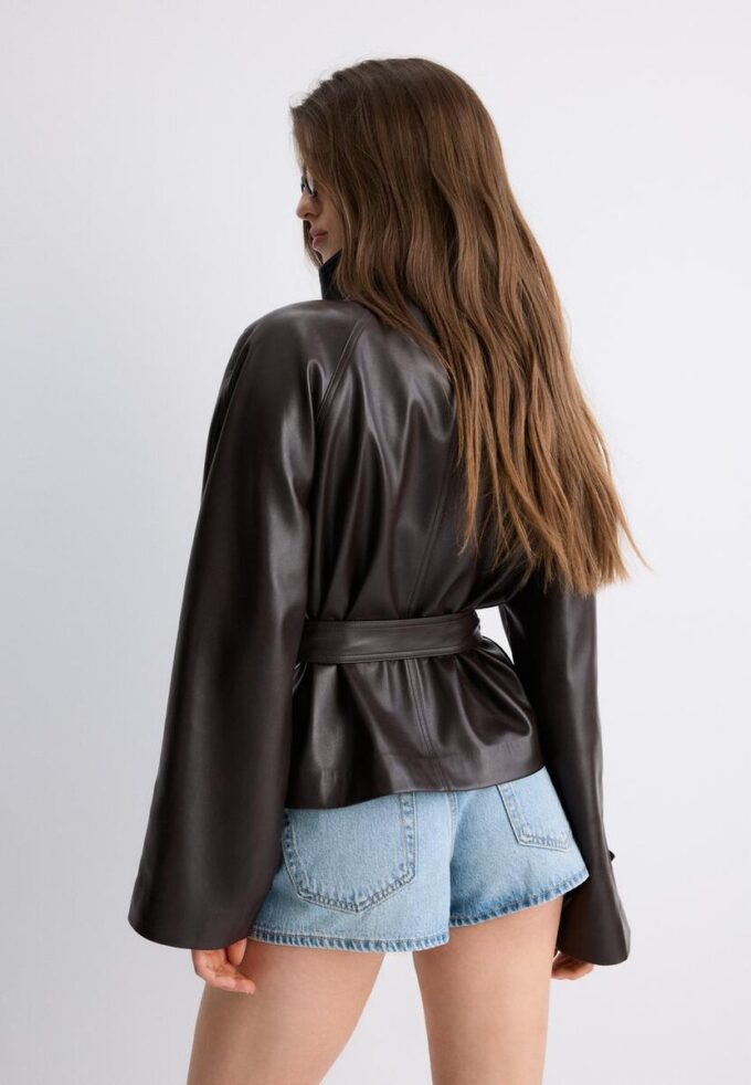 Trenchcoat med høy hals i skinnimitasjon