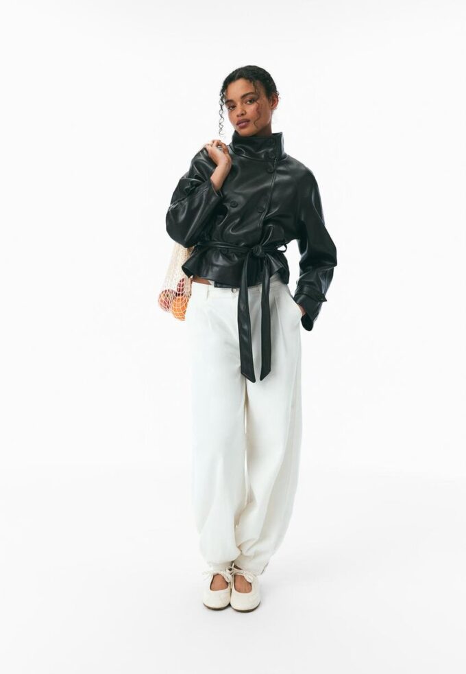 Trenchcoat med høy hals i skinnimitasjon