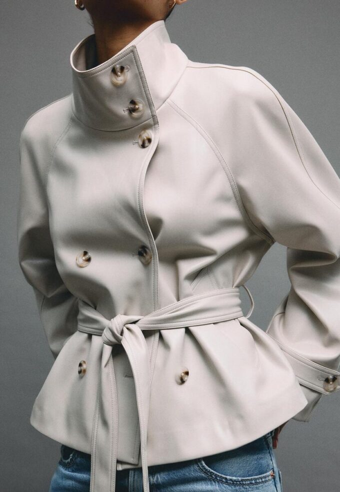 Trenchcoat med høy hals i skinnimitasjon