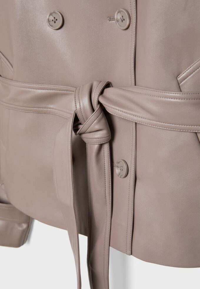 Trenchcoat med høy hals i skinnimitasjon