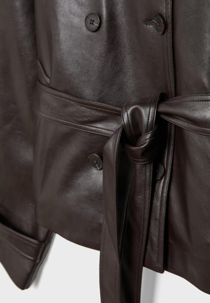 Trenchcoat med høy hals i skinnimitasjon