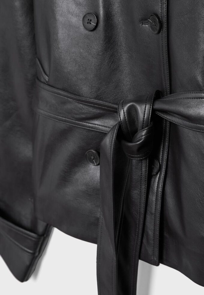 Trenchcoat med høy hals i skinnimitasjon