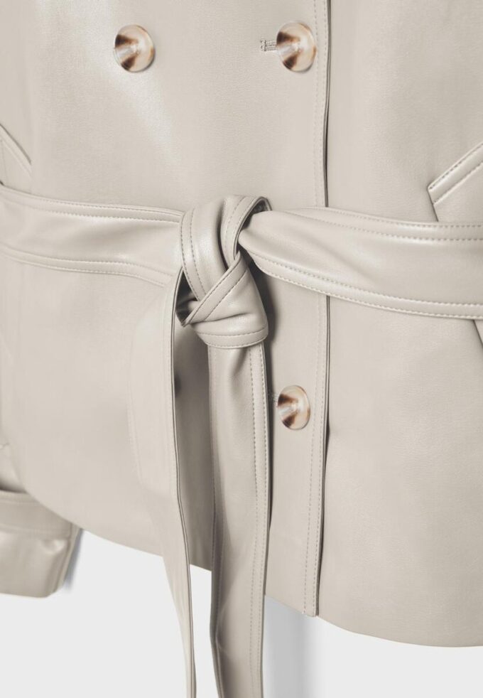 Trenchcoat med høy hals i skinnimitasjon