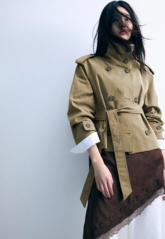 Trenchcoat med høy hals og belte