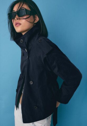 Trenchcoat med høy hals og belte