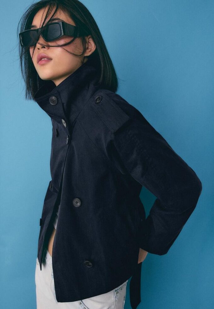 Trenchcoat med høy hals og belte