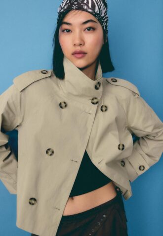 Trenchcoat med høy hals og belte