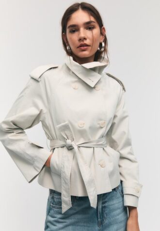 Trenchcoat med høy hals og belte